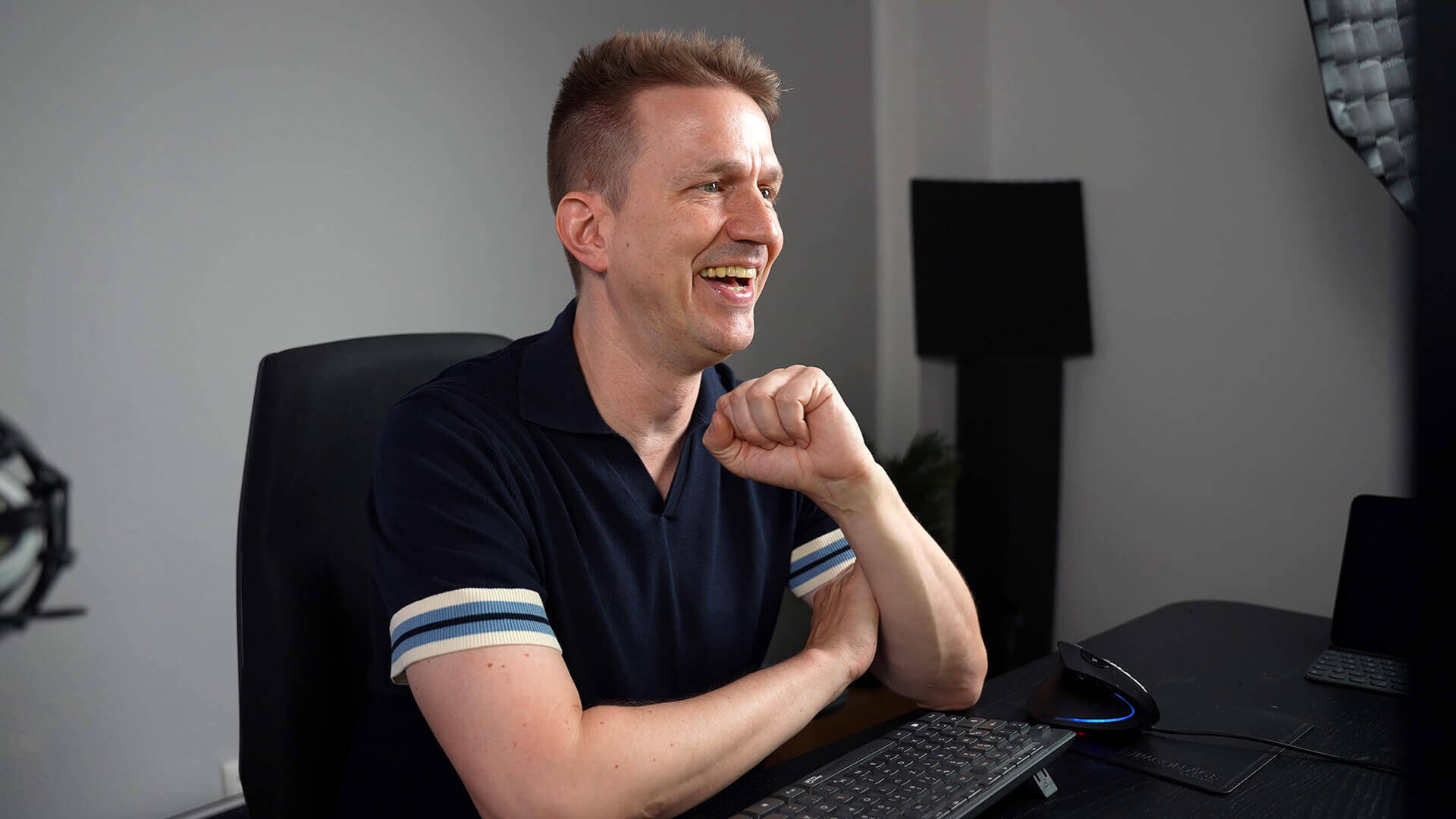 David Neumann an seinem Schreibtisch