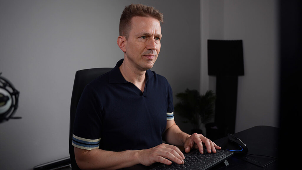 David Neumann an seinem Schreibtisch